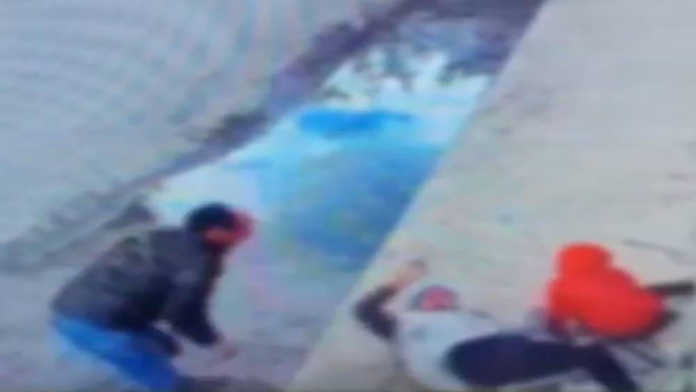 Kornaya bastı ama otomobile &ccedil;arpmaktan kurtulamadı
