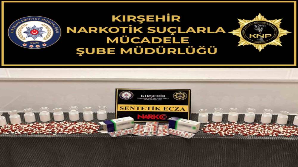 Polis durdurduğu ara&ccedil;ta uyuşturucu ele ge&ccedil;irdi
