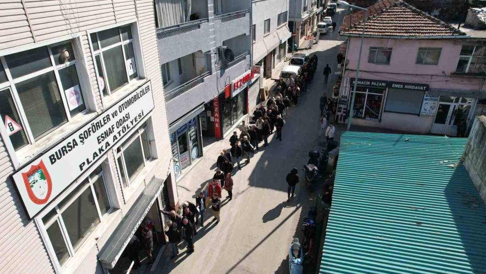 Bursa&rsquo;da APP plaka izdihamı...Kuyruk sokaklara taştı

