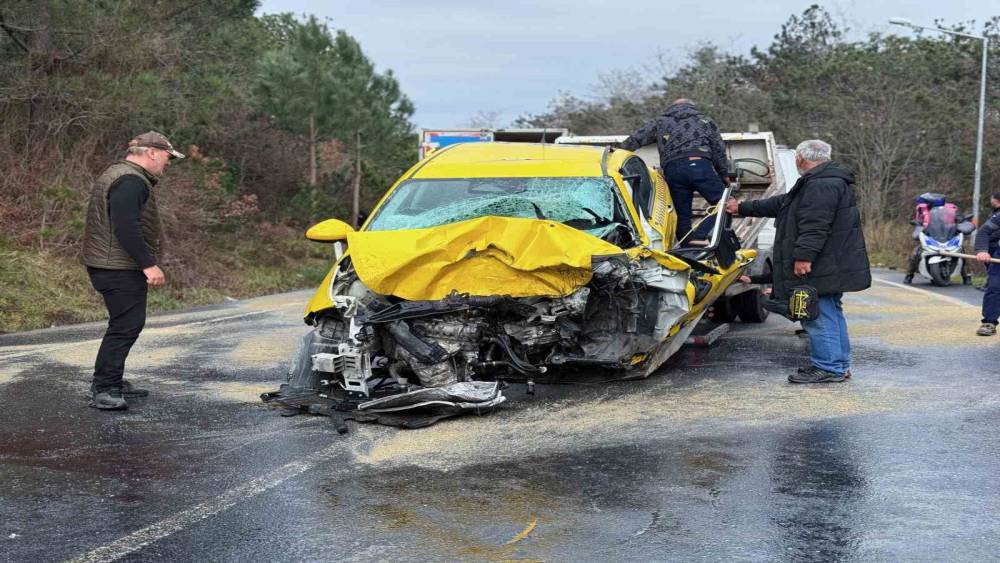 Sarıyer&rsquo;de hatalı sollama zincirleme kazaya neden oldu: 1 &ouml;l&uuml;, 4 yaralı

