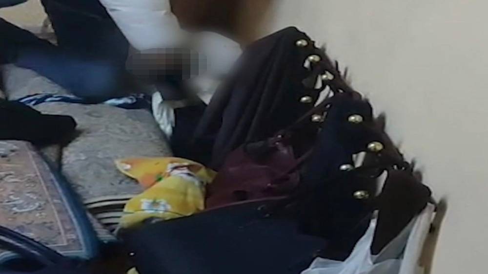 Firari h&uuml;k&uuml;ml&uuml; evde halıların arasında yakalandı
