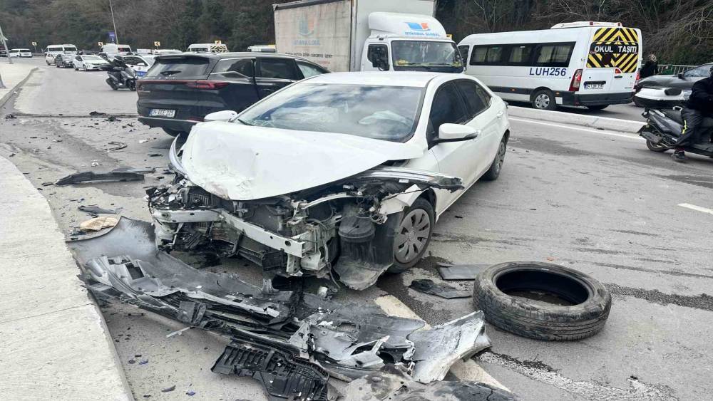 Sarıyer&rsquo;de otomobil karşı şeride ge&ccedil;ti, 4 ara&ccedil; birbirine girdi:  4 yaralı
