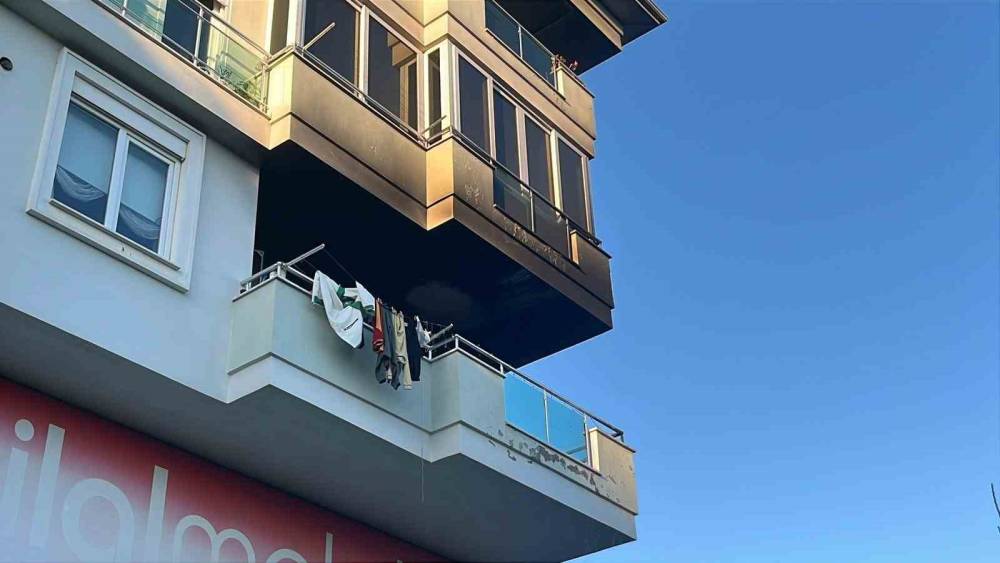 Alanya&rsquo;da apartman balkonunda &ccedil;ıkan yangın korkuttu
