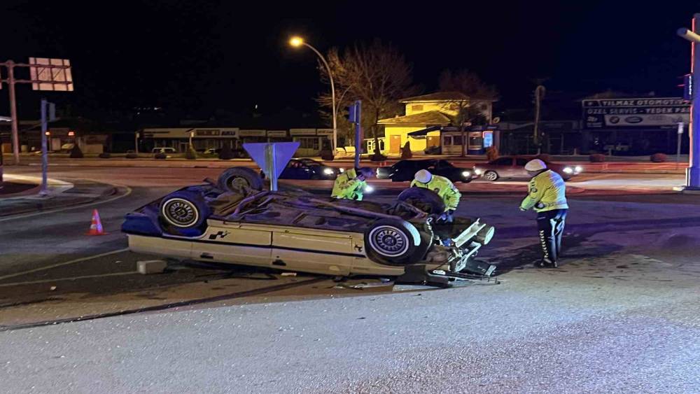 &Ccedil;orum&rsquo;da iki otomobil &ccedil;arpıştı: 1 yaralı
