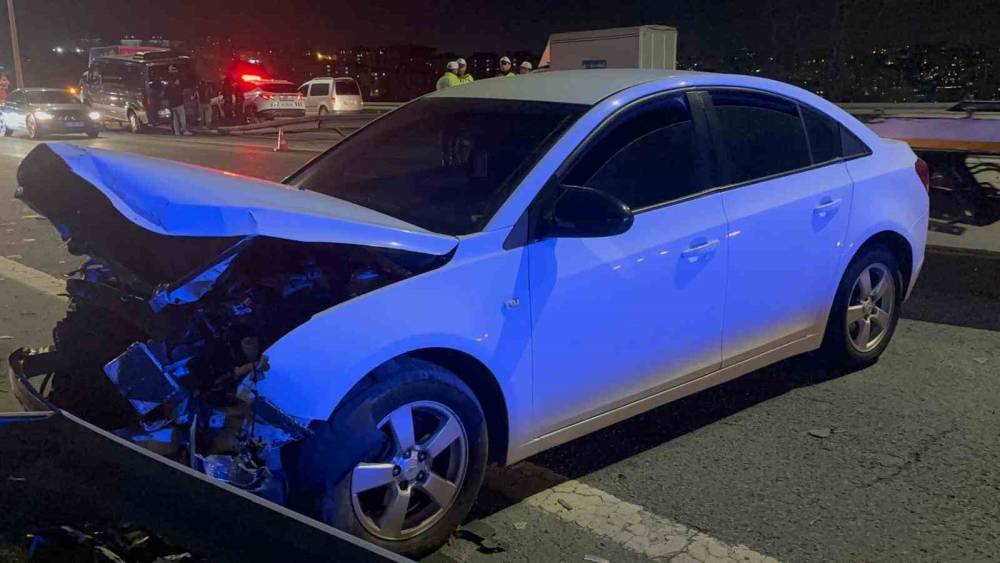 Kağıthane&rsquo;de zincirleme kaza: Kopan bariyer minib&uuml;se b&ouml;yle &ccedil;arptı
