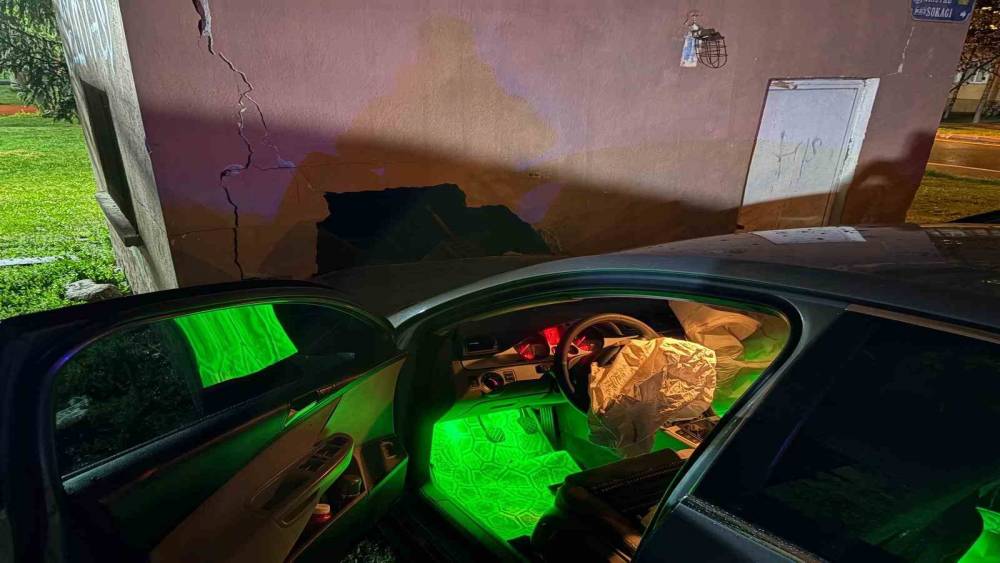 Yağışlı havada kontrolden &ccedil;ıkan otomobil depo duvarına &ccedil;arptı
