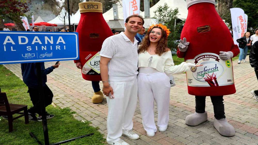 Adana&rsquo;nın tescilli lezzeti şalgam, karnavalın g&ouml;zdesi oldu
