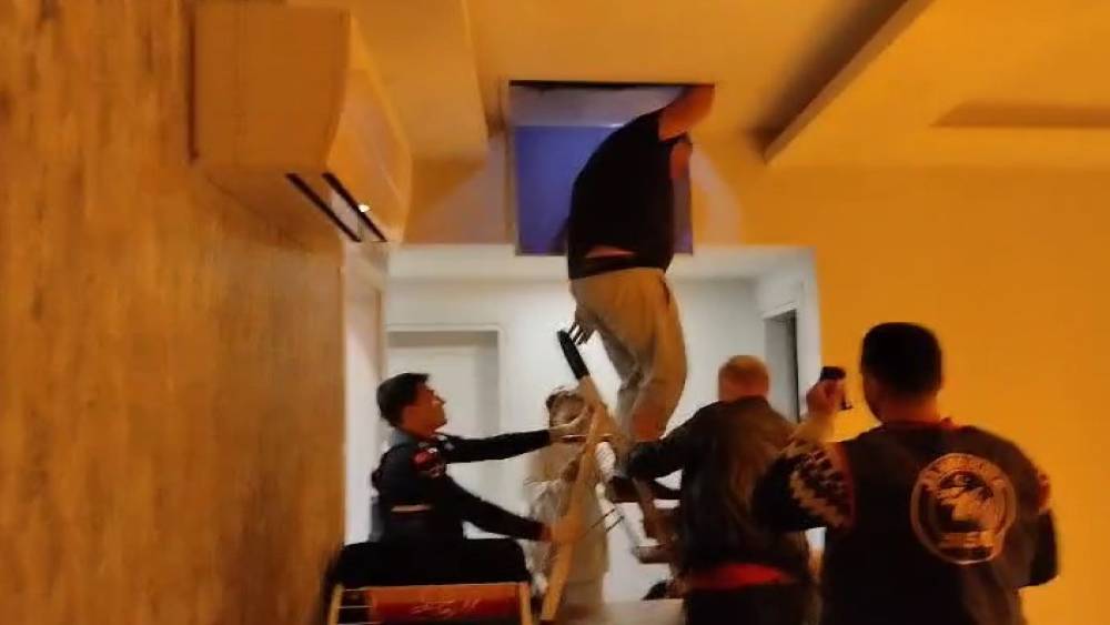 Tavan arasına saklandı jandarmadan ka&ccedil;amadı
