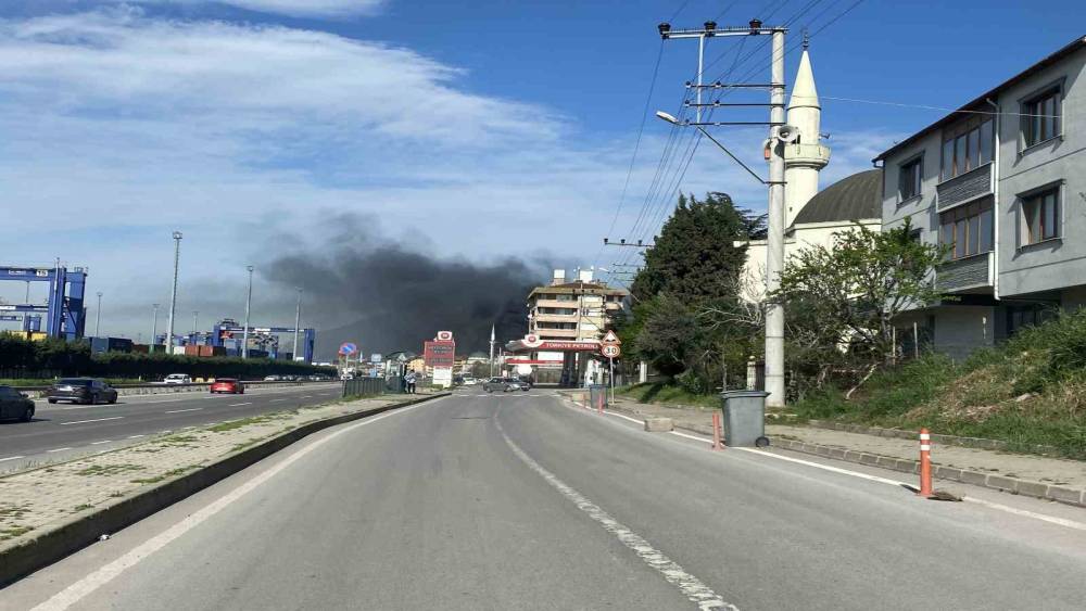 Kocaeli&rsquo;de plastik ve promosyon fabrikası alevlere teslim oldu
