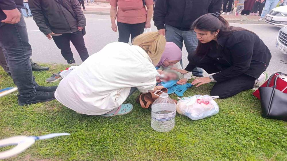 Antalya&rsquo;da y&uuml;rekleri ağza getiren kaza: Aniden yola fırlayan 5 yaşındaki &ccedil;ocuğa otomobil &ccedil;arptı
