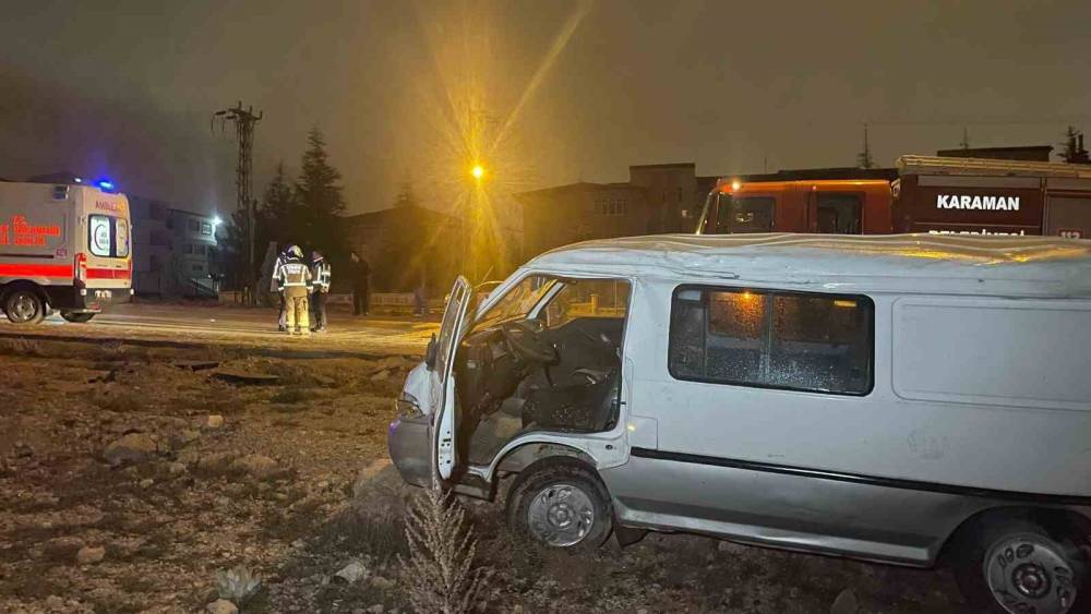 Karaman&rsquo;da takla atan panelvandaki 2 kişi &ouml;l&uuml;mden d&ouml;nd&uuml;
