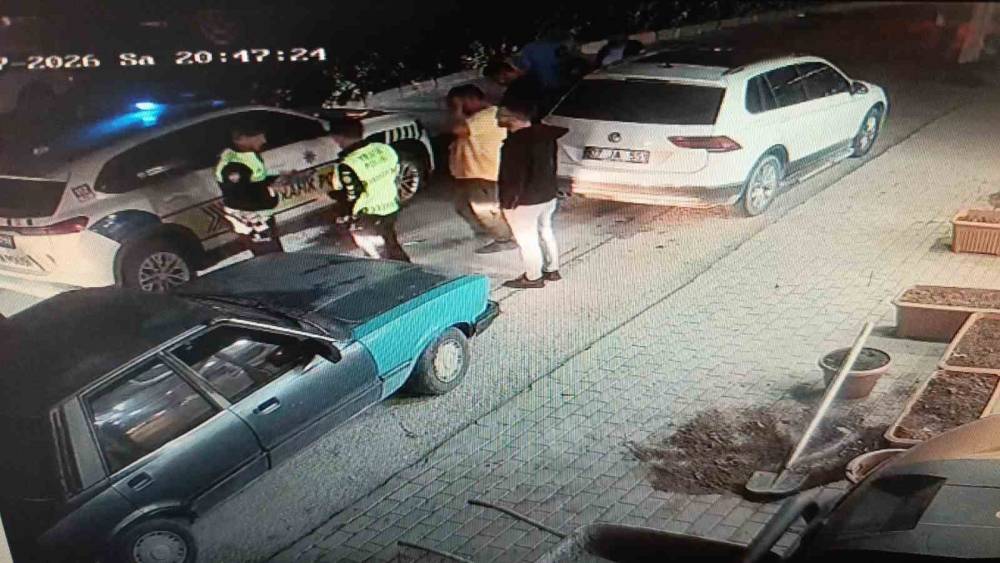 Otomobilin a&ccedil;ılan kapısına &ccedil;arpan elektrikli bisiklet s&uuml;r&uuml;c&uuml;s&uuml; metrelerce savurdu
