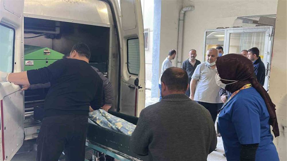 Burdur&rsquo;da 7 kişinin hayatını kaybettiği kazada aileler cenazelerini g&ouml;zyaşlarıyla teslim aldı
