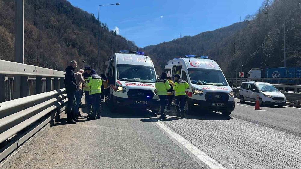 TEM Otoyolu&rsquo;nda 5 aracın karıştığı zincirleme kaza: 5 yaralı
