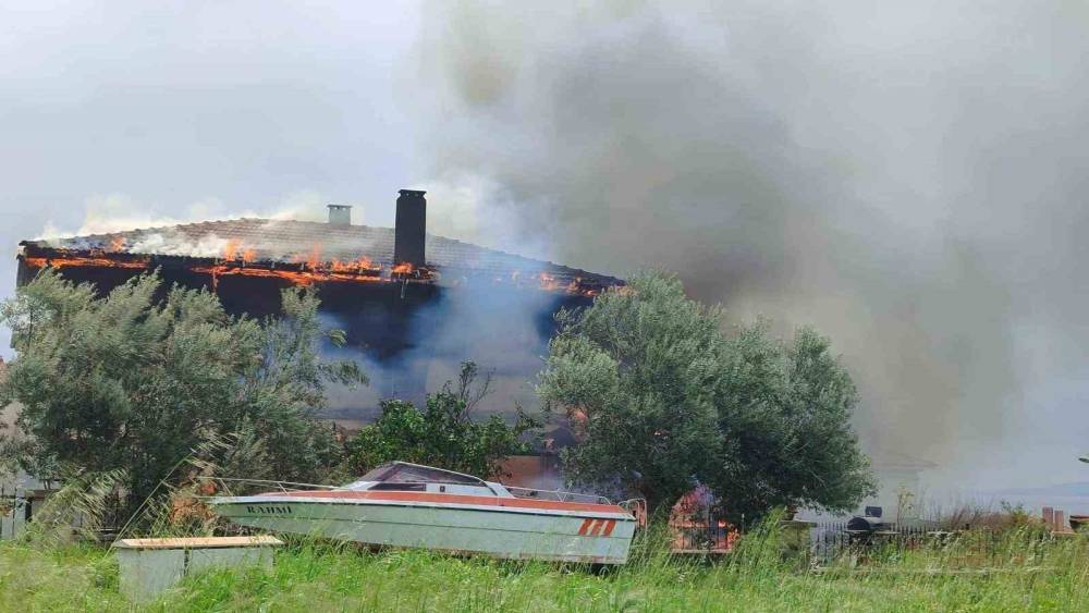 Ayvacık&rsquo;ta villa yangını
