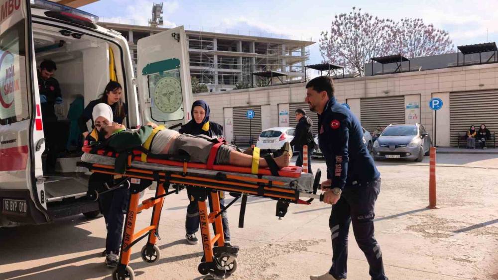 Motosiklet ile bisiklet &ccedil;arpıştı, 3 kişi yaralandı
