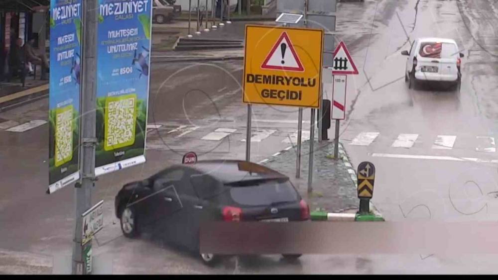 Kontrolden &ccedil;ıkan otomobil durakta bekleyenleri teğet ge&ccedil;ti: O anlar kamerada
