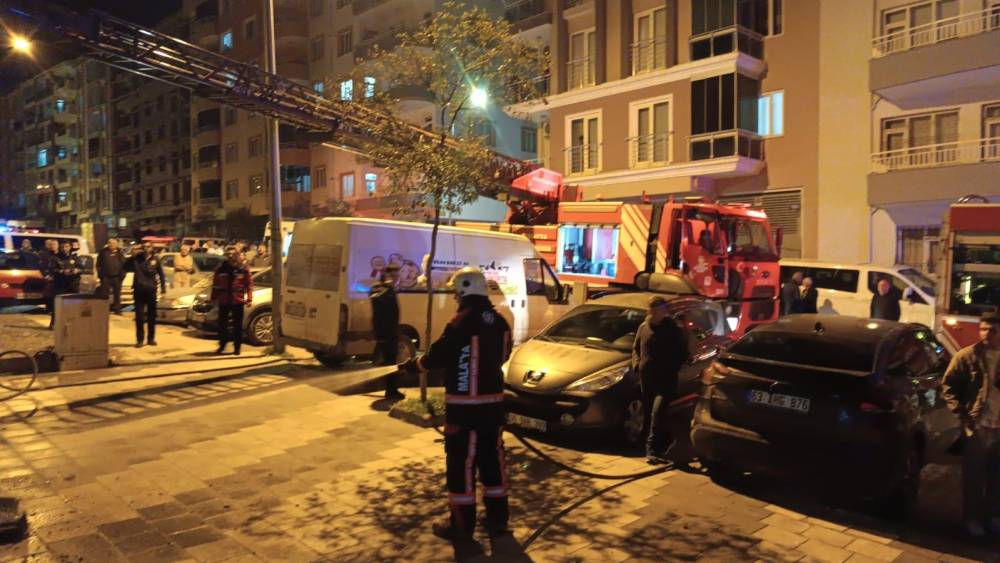 &Ccedil;akmakla oyun evi yaktı
