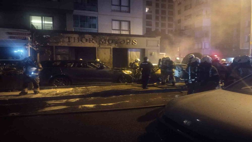 Kadık&ouml;y&rsquo;de galeri &ouml;n&uuml;ndeki park halindeki ara&ccedil;lar alev alev yandı
