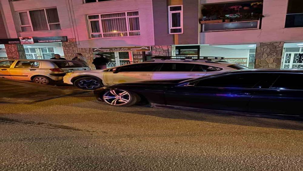 Telefonda başlayan zıtlaşma sokağa taştı&hellip; Silahlı &ccedil;atışma kamerada
