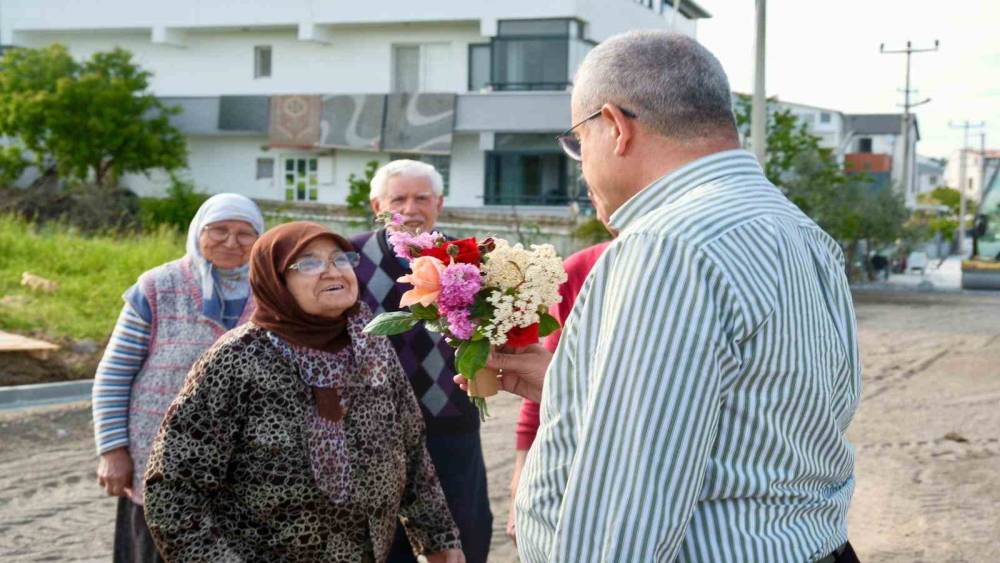 Vatandaşlar Başkan Elbi&rsquo;yi, &ccedil;i&ccedil;eklerle karşıladı

