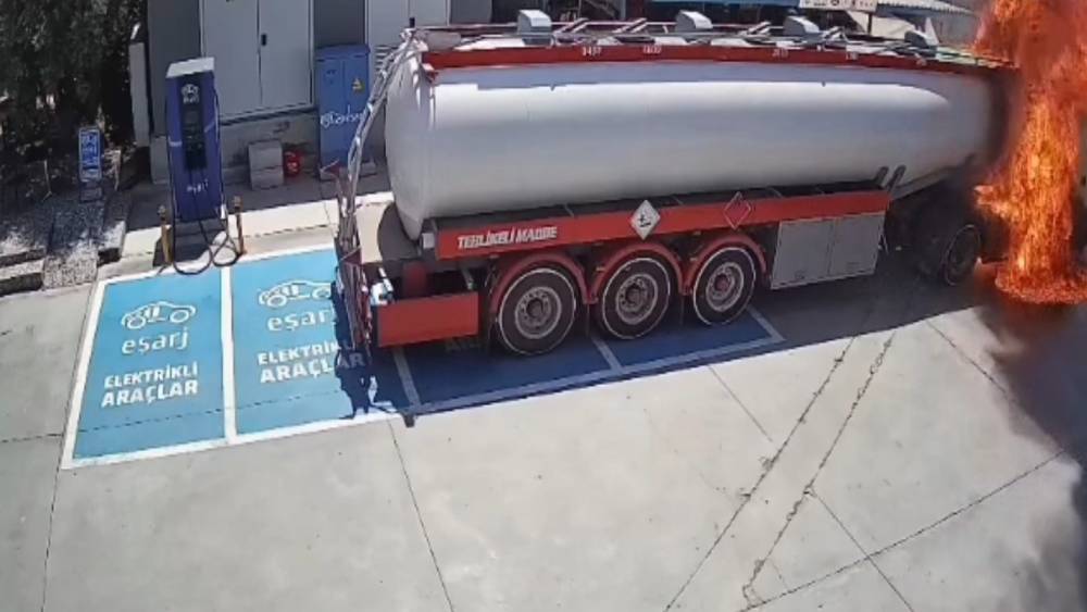 Fethiye&rsquo;deki tanker yangınının g&uuml;venlik kamera kayıtları ortaya &ccedil;ıktı
