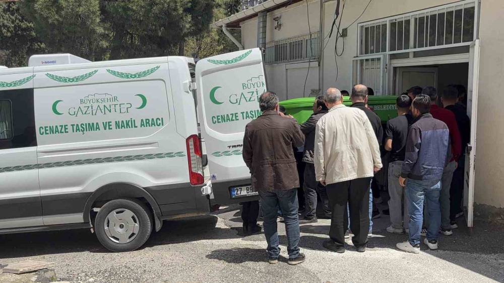 Komşusu tarafından bı&ccedil;aklanan gen&ccedil; hayatını kaybetti

