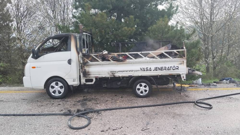 Kastamonu&rsquo;da seyir halindeki kamyonet alev alev yandı
