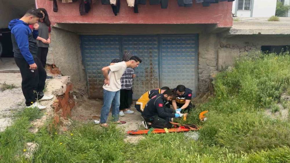 İki yaşındaki &ccedil;ocuk oynadığı 2. kattaki balkondan d&uuml;şt&uuml;
