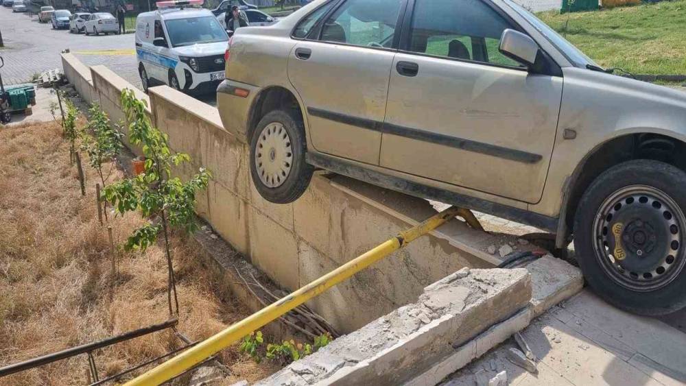 Freni boşalan ara&ccedil; doğal gaz borusunda askıda kaldı

