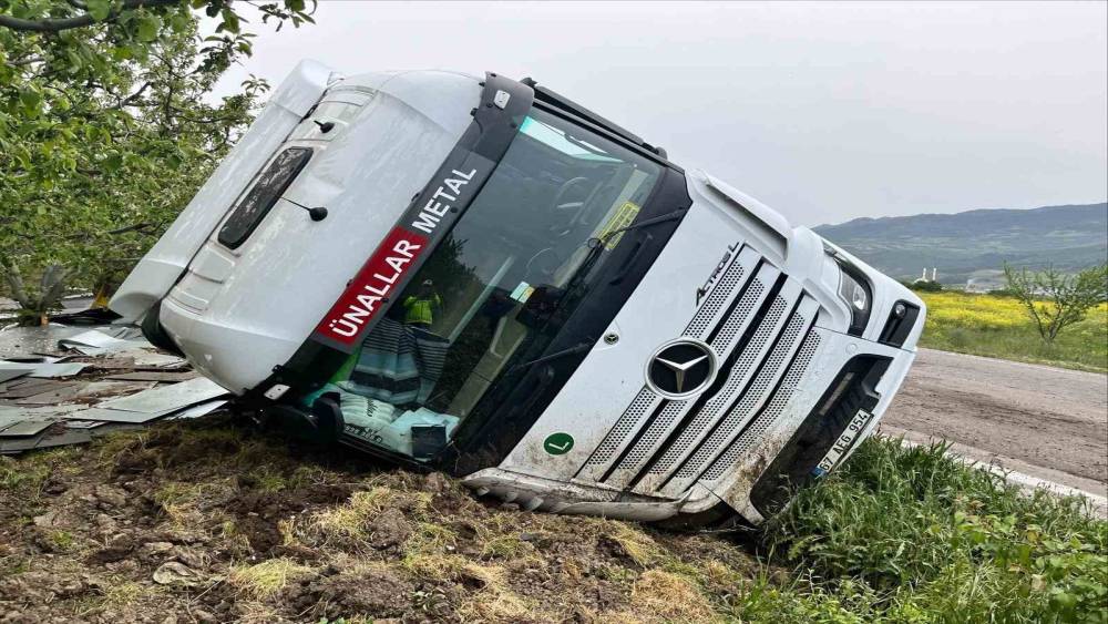 Bilecik&rsquo;te kontrolden &ccedil;ıkan tır devrildi
