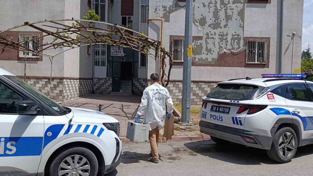 Evinde vurulmuş halde &ouml;l&uuml; bulundu

