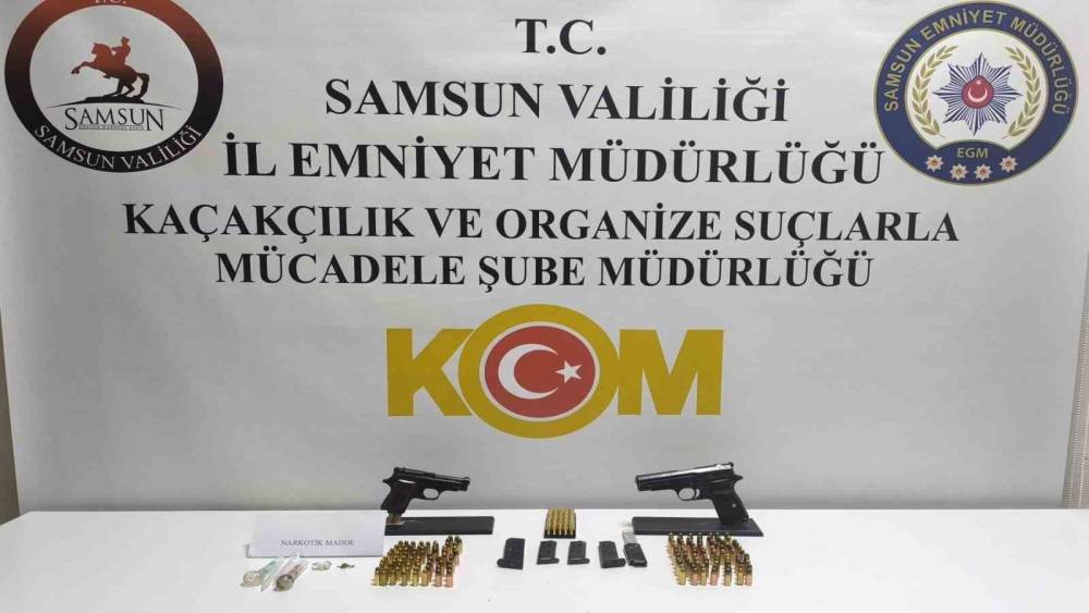 Atakum&rsquo;da operasyonda silah ve uyuşturucu ele ge&ccedil;irildi
