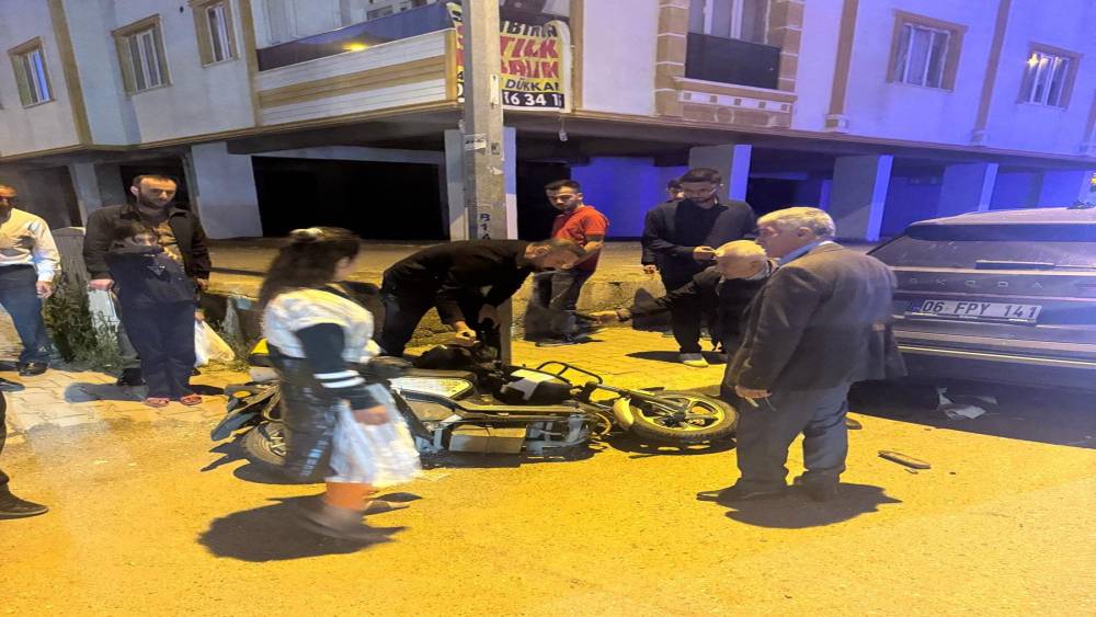 Devrilen motosikletin s&uuml;r&uuml;c&uuml;s&uuml;, otomobilin altında sıkıştı
