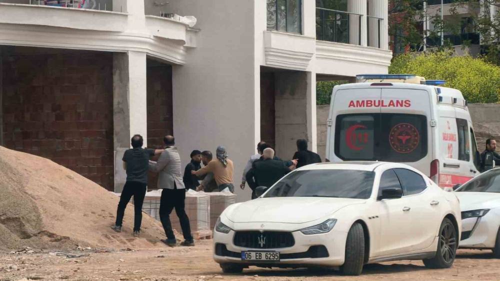 Bursa&rsquo;da şantiye savaş alanına d&ouml;nd&uuml;: Sopalar, yumruklar havada u&ccedil;uştu
