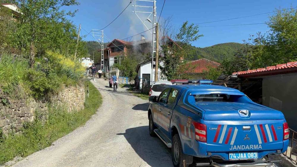 Yaşlı adam ve torunu yanmaktan son anda kurtuldu
