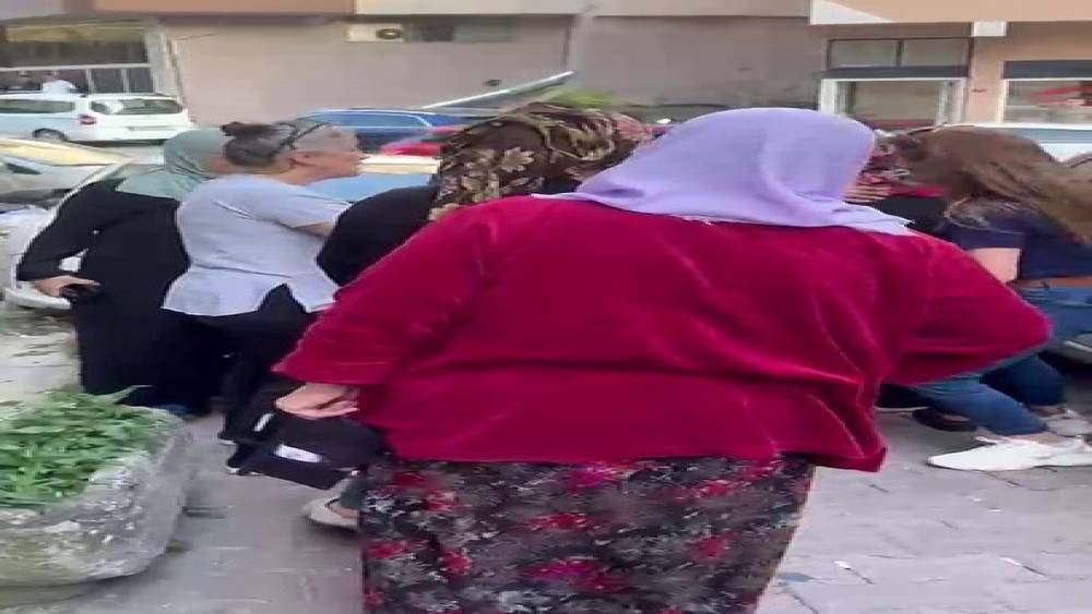 Kızını vuran damadını &ouml;ld&uuml;ren kayınvalideyi komşuları alkışlarla karşıladı
