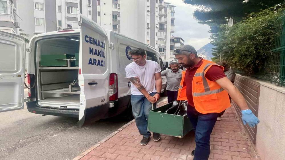 Antalya&rsquo;da Kazakistan uyruklu kadın evinde &ouml;l&uuml; bulundu
