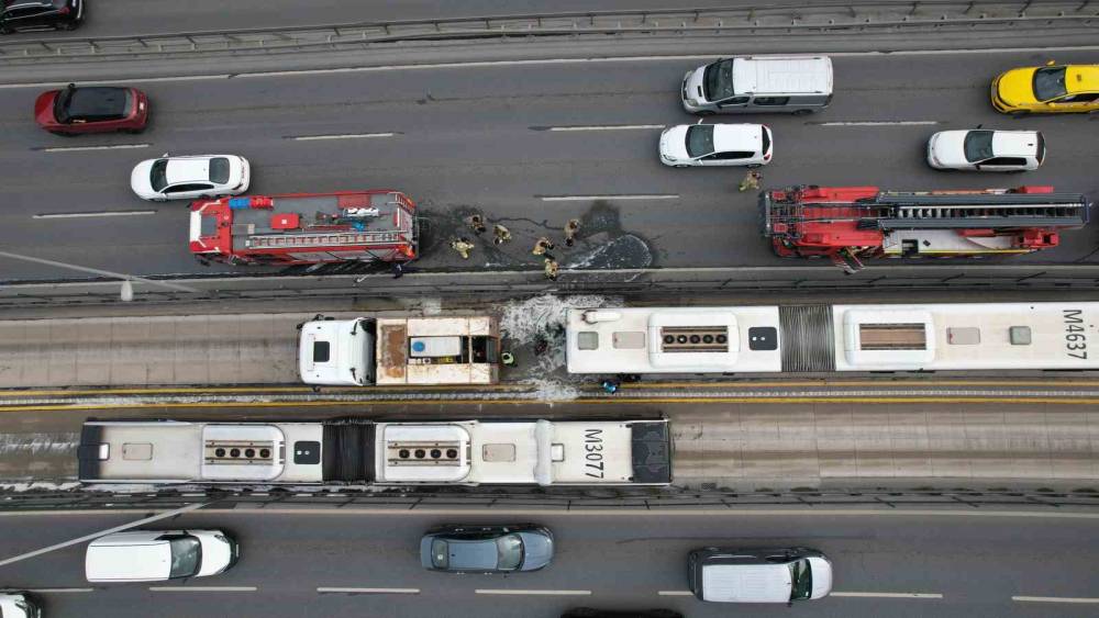 Avcılar&rsquo;da metrob&uuml;ste yangın: Dumanlar y&uuml;kseldi, yolcular tahliye edildi

