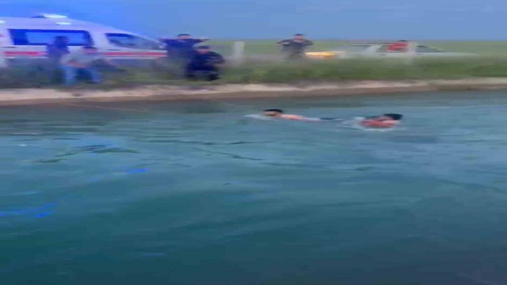 Şanlıurfa&rsquo;da otomobil sulama kanalına devrildi: 2 kadını vatandaşlar kurtardı
