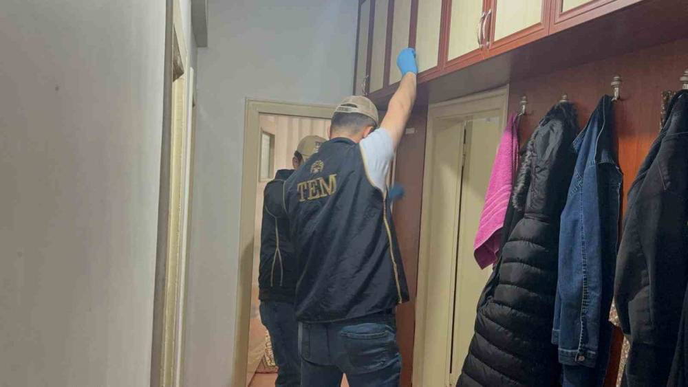 DEAŞ operasyonunda 3 ş&uuml;pheli yakalandı, 1 kişi tutuklandı
