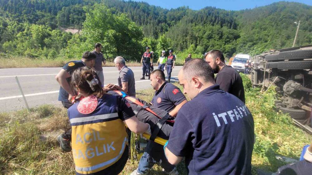 Freni boşalan kamyon devrildi, ekipler s&uuml;r&uuml;c&uuml;y&uuml; kurtarmak i&ccedil;in zamanla yarıştı
