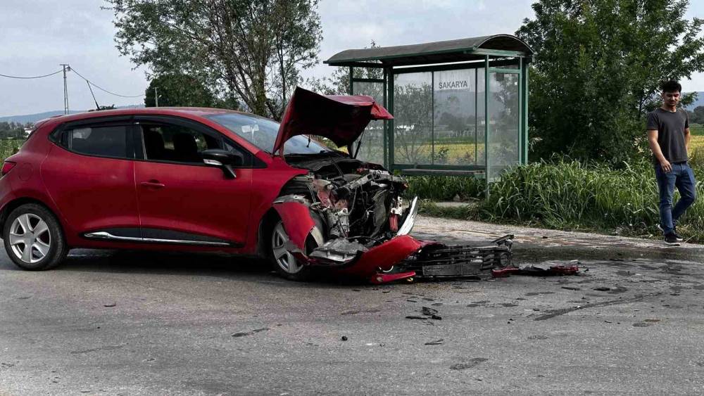 Sakarya&rsquo;da otomobiller kafa kafaya &ccedil;arpıştı: Kazada yaralanan olmadı
