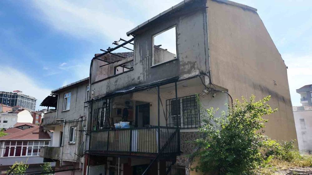 Sultanbeyli&rsquo;de izolasyon malzemeleri tutuşan &ccedil;atı alevlere teslim oldu

