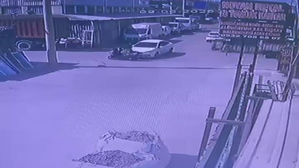 Otomobille motosikletin &ccedil;arpıştığı kaza anı kameraya yansıdı: 1 yaralı
