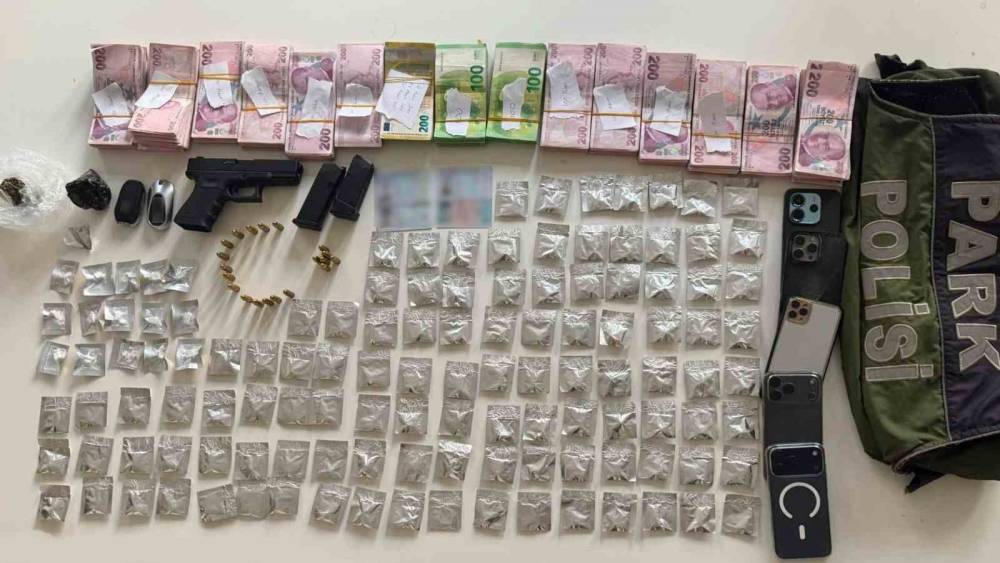 Bakırk&ouml;y&rsquo;de otomobilde uyuşturucu d&uuml;zeneği: 4 ş&uuml;pheli tutuklandı
