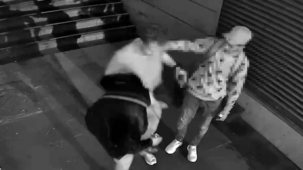 Beyoğlu&rsquo;nda yankesicilik kamerada: Cep telefonu hırsızı tutuklandı
