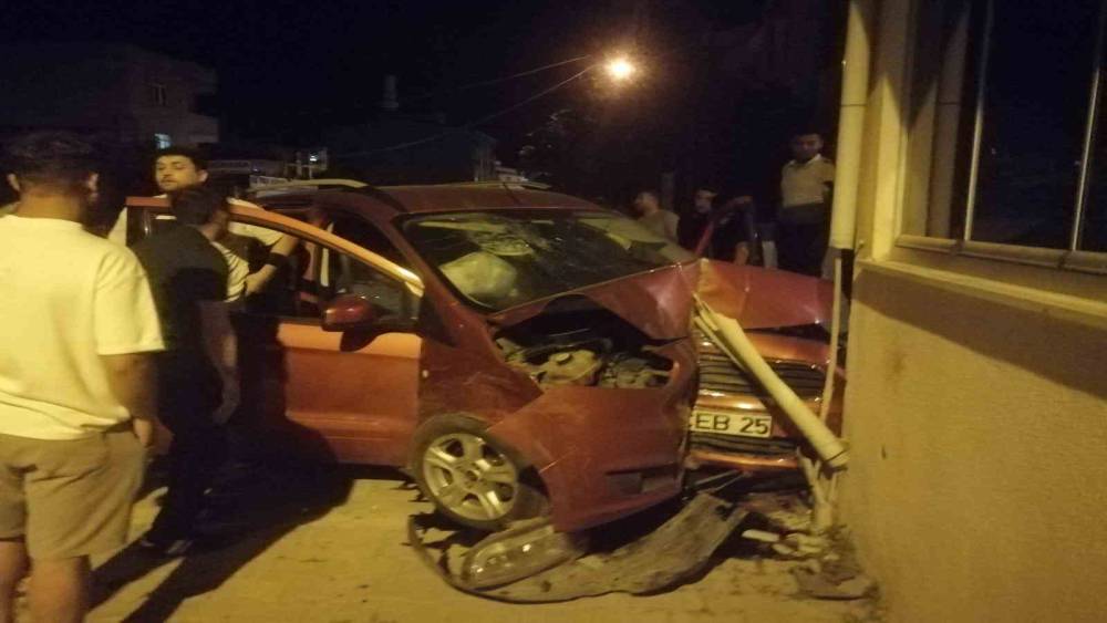Kapaklı&rsquo;da alkoll&uuml; s&uuml;r&uuml;c&uuml; bina duvarına &ccedil;arptı: 2 yaralı
