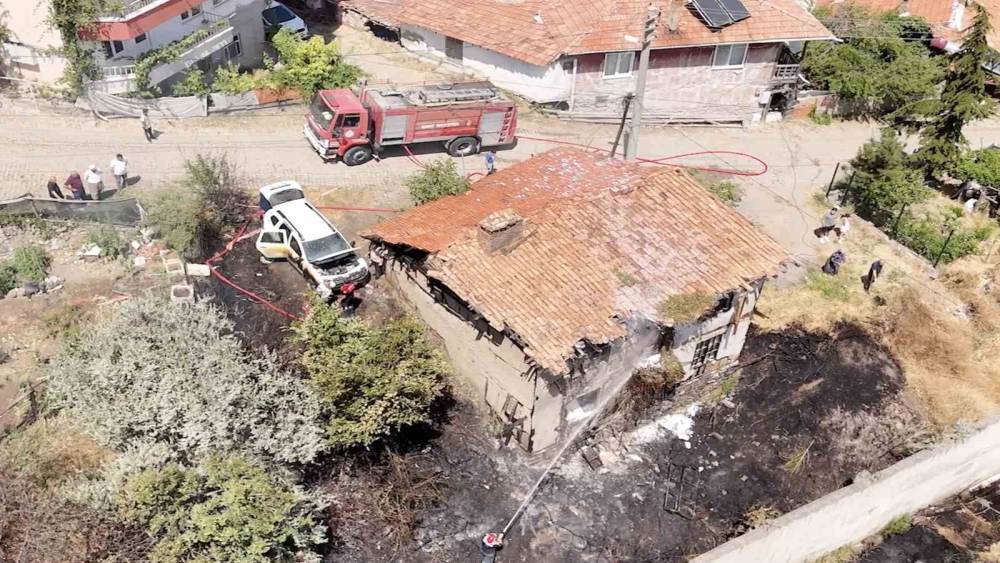 Ot yangınının sı&ccedil;radığı ahşap ev ve aracı k&uuml;le d&ouml;nmekten itfaiye ekipleri kurtardı
