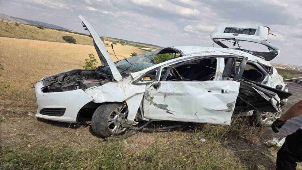 Ankara&rsquo;da otomobil şarampole yuvarlandı: 3 yaralı
